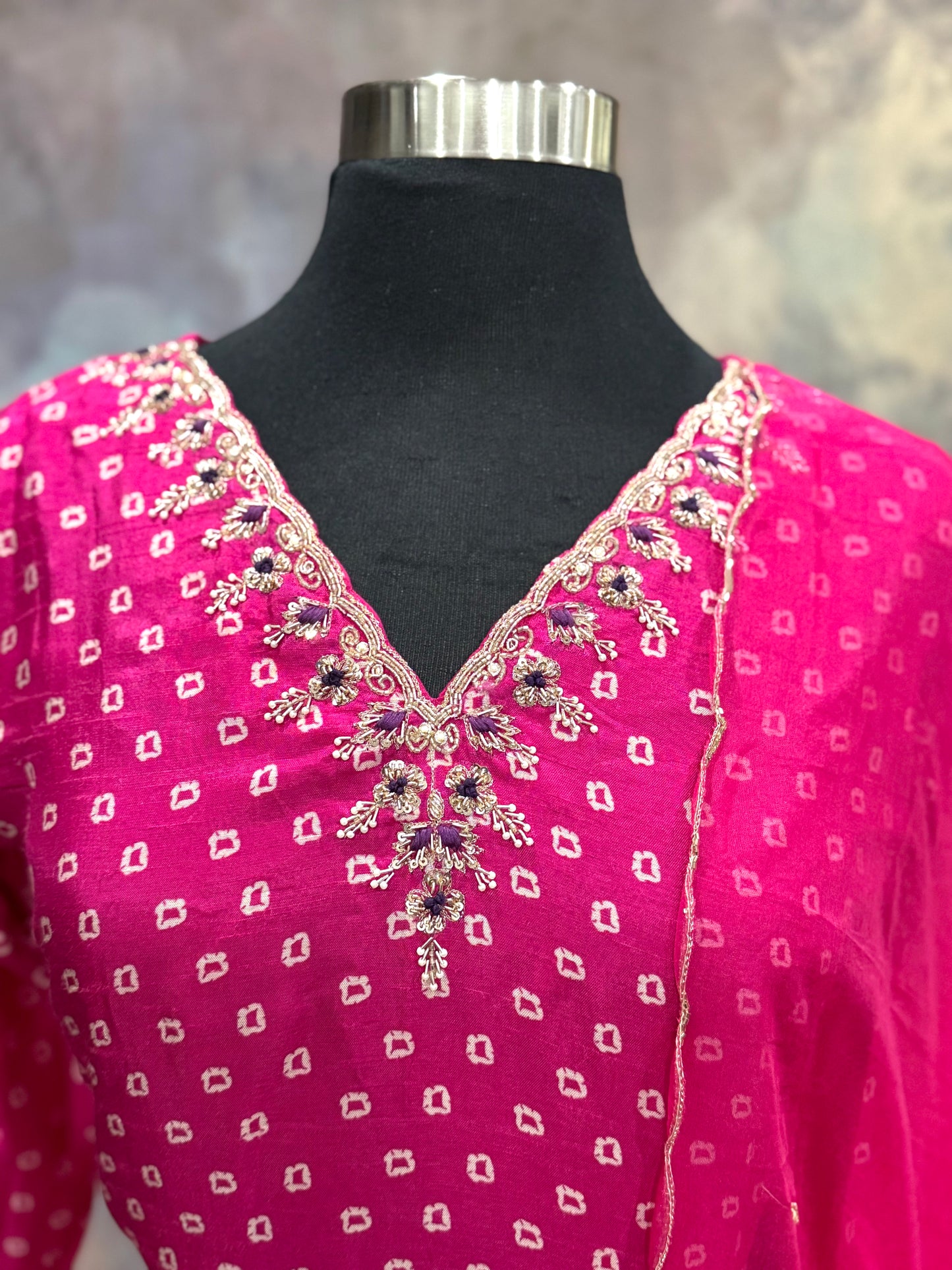 Beautiful Muslin silk 3 piece set with dual shade Bandini print. Available in size 36 and 40.