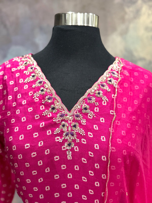 Beautiful Muslin silk 3 piece set with dual shade Bandini print. Available in size 36 and 40.