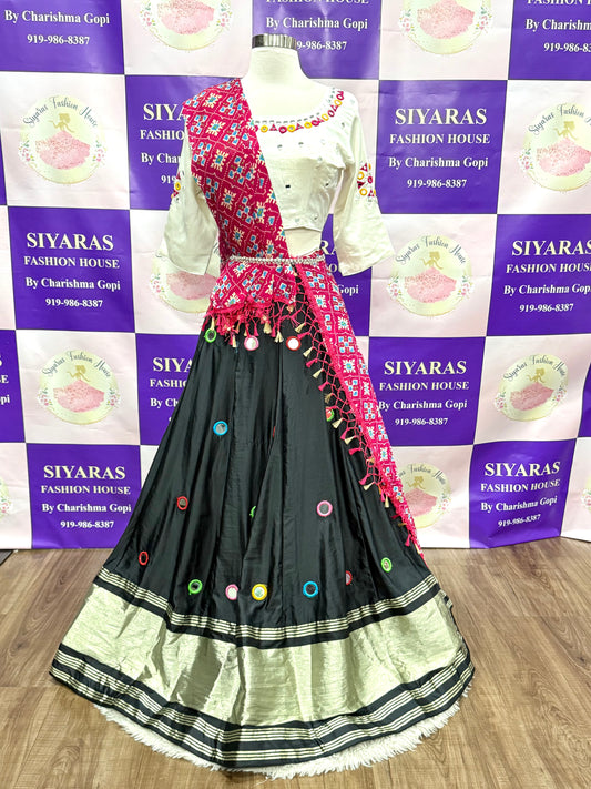 Beautiful Chaniya Choli / lehenga for Garba. Available in size 38.
