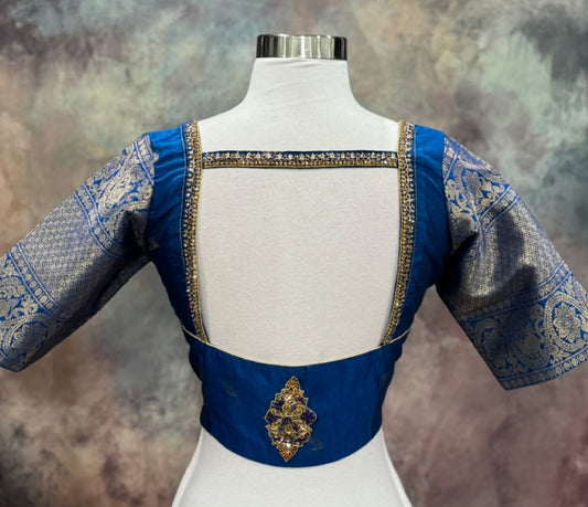 Royal vibes only!
This green & blue Gadwal silk saree is stealing the show with its rich pattu border and Maggam work blouse. Size 40-44.