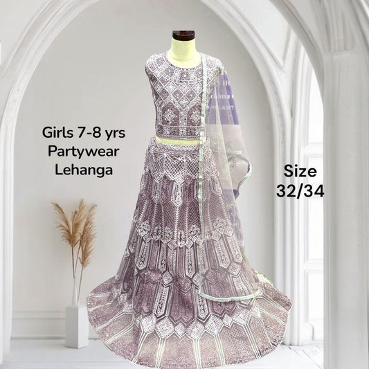 This gorgeous Partywear Lehanga for girls (7-8 yrs) in size 32/34 is designed to make every moment shine 🌸👑. With intricate patterns, a flowy skirt, and a touch of sparkle, it’s the perfect outfit for weddings, parties & festive occasions 🎉🌺.