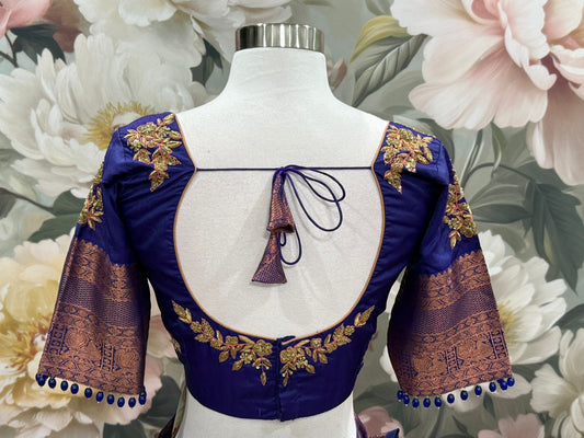 This Kanchi Silk Saree is a timeless blend of tradition and elegance. It’s paired with a Maggam work blouse featuring delicate hand embroidery
Perfect for weddings, temple visits, and festive moments 💐👑
Size 40-44