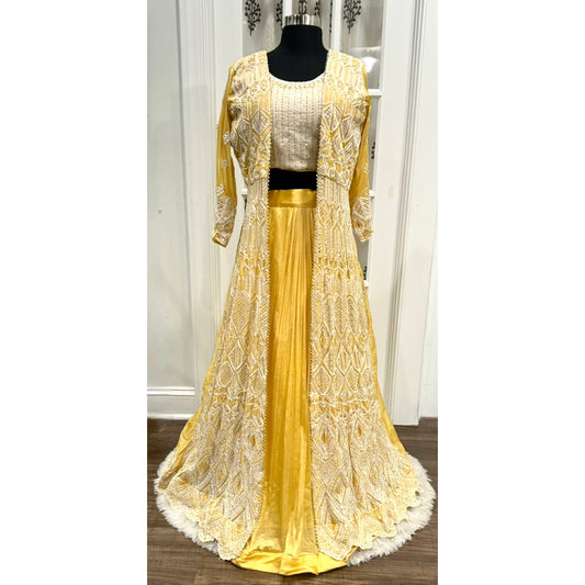 😍Stunning yellow haldi lehenga adorned with intricate white embroidery, featuring a flowing satin skirt and a detailed open-front jacket. Perfect haldi ceremony look😍. Size available in 38