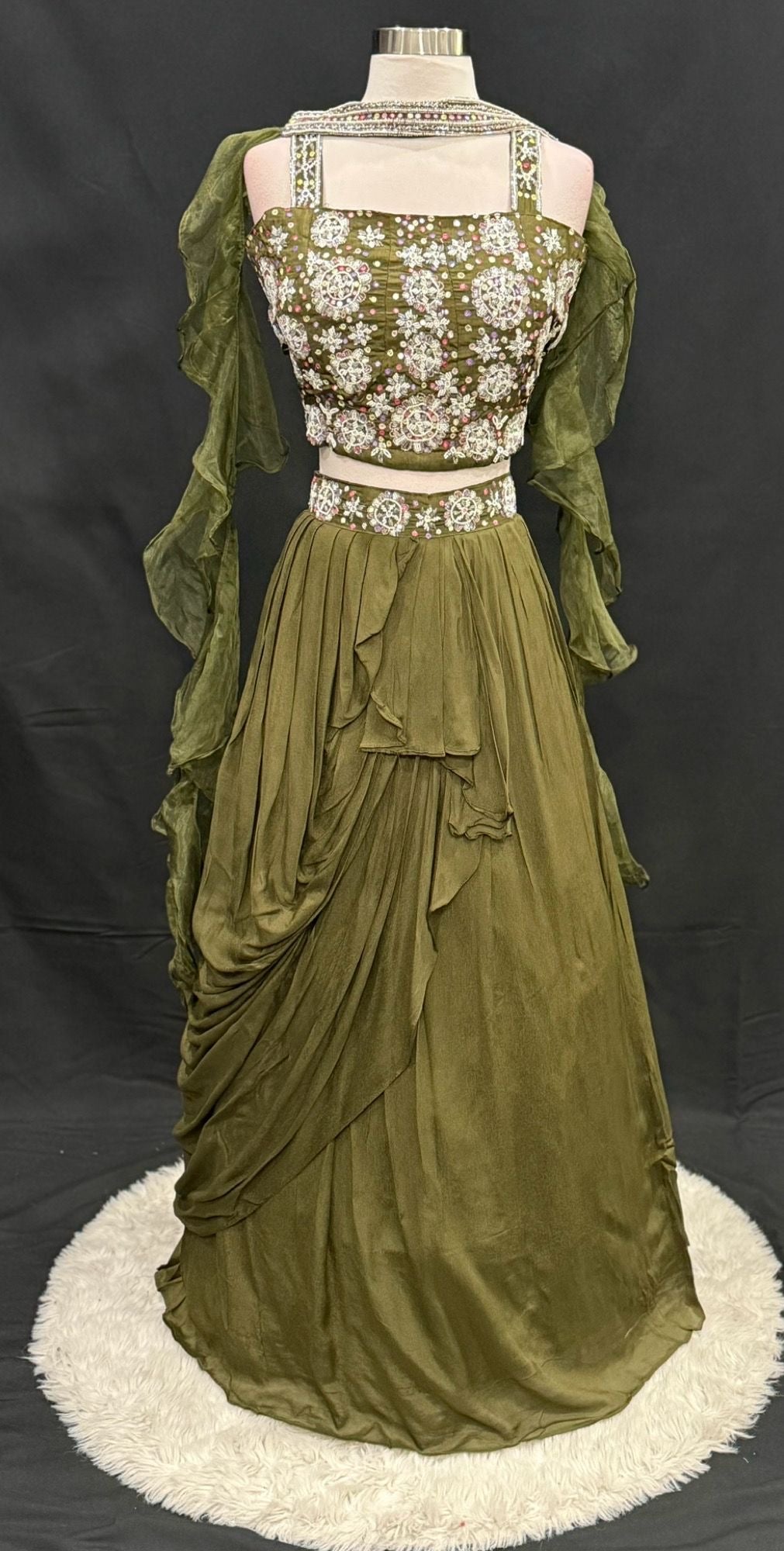 Beautiful in Green 💚 This stunning Georgette Indo-Western Crop Top Lehenga features intricate work on the top and a dreamy butterfly-style ruffle dupatta 🦋 Perfect for festive vibes & celebrations! 🎊
Fits up to XL (42) 🌸