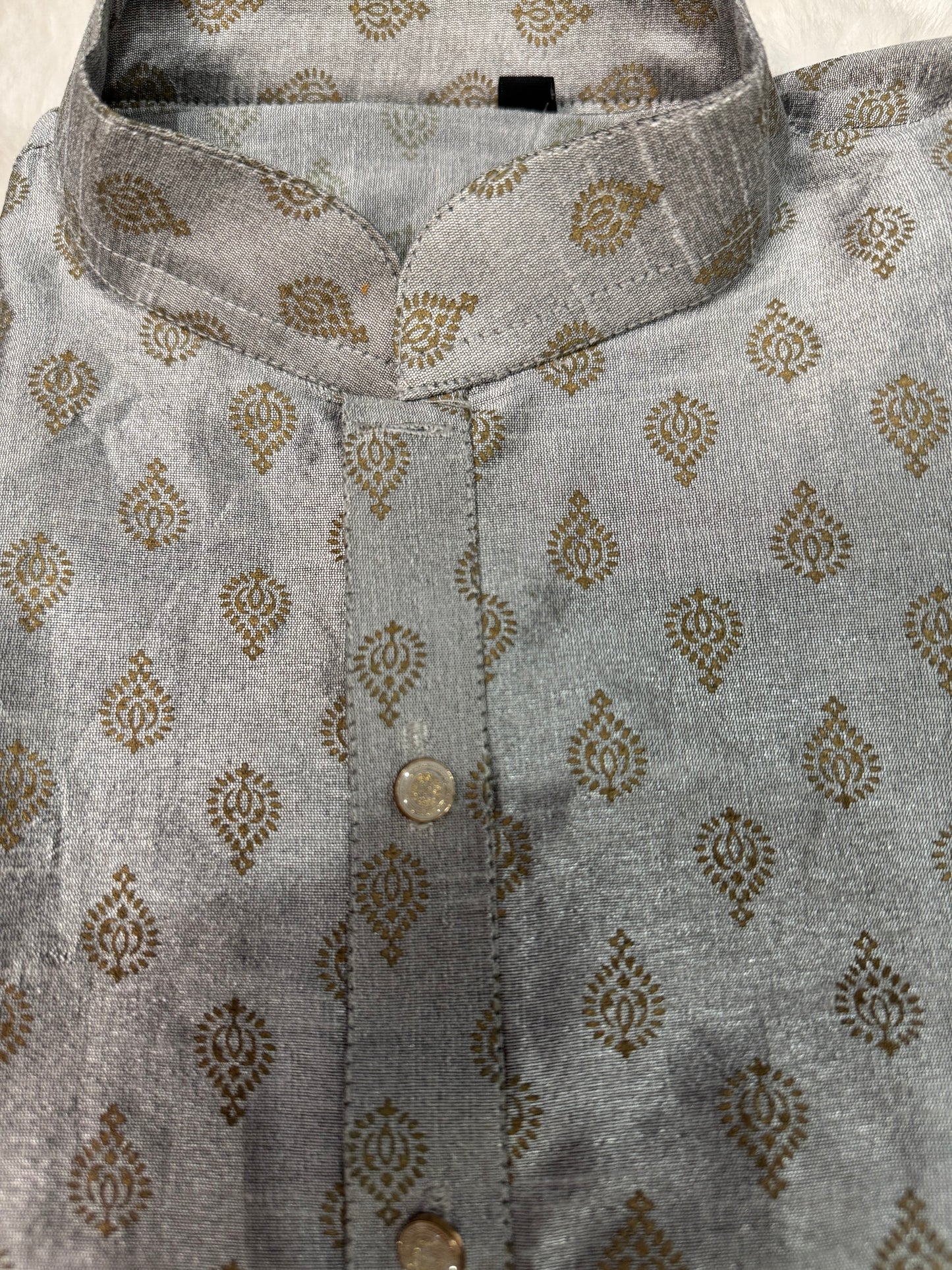 Lovely Raw silk Mens kurta set. Available in size Small 36