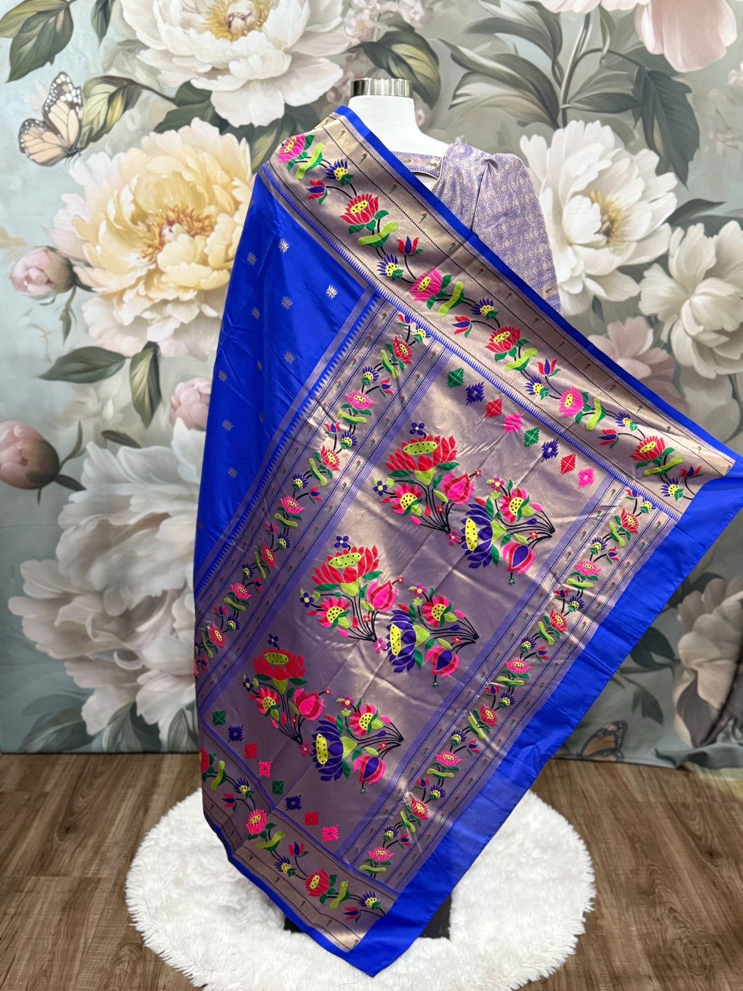 ❤️Pythani Silk Saree in striking royal blue is a masterpiece of tradition and artistry with a contrast silver zari border and vibrant motifs, it’s paired with a lustrous designer blouse
Available in size 40-44