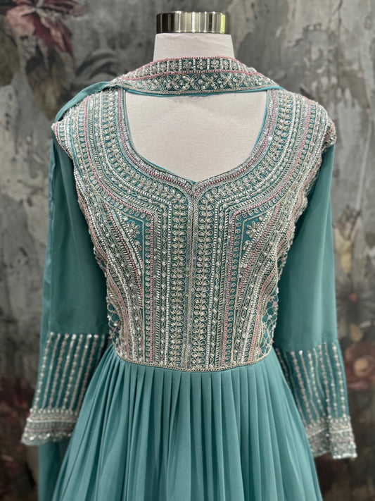 These dreamy georgette long gowns are made to steal hearts 💜💚 Perfect blend of elegance, shimmer & royal vibes 👑🌸
Size 38-44