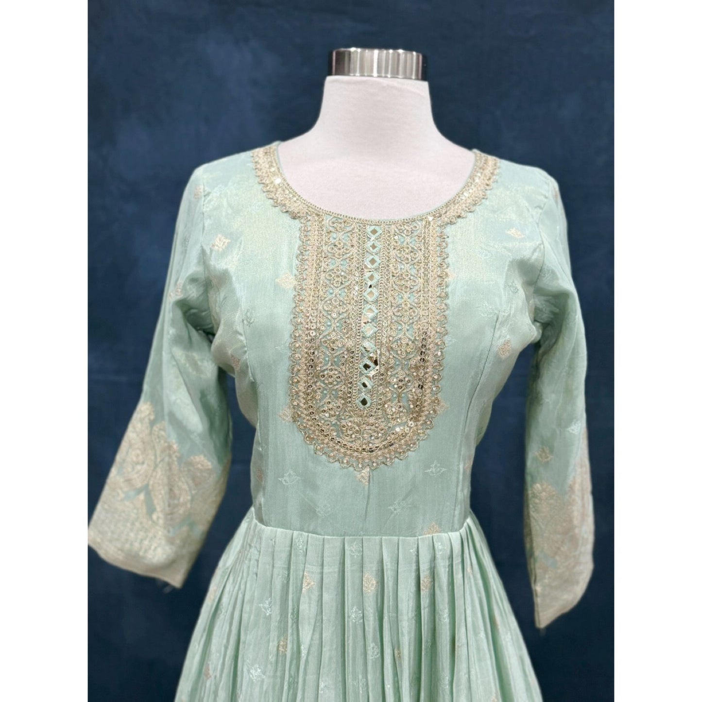Step into royal vibes with this gorgeous tissue Banarasi long gown & dupatta 💫🌸
Pastel green tissue Banarasi fabric Amarillo Long gown with Banarasi dupatta size large 40 and XL 42 length if gown 62in