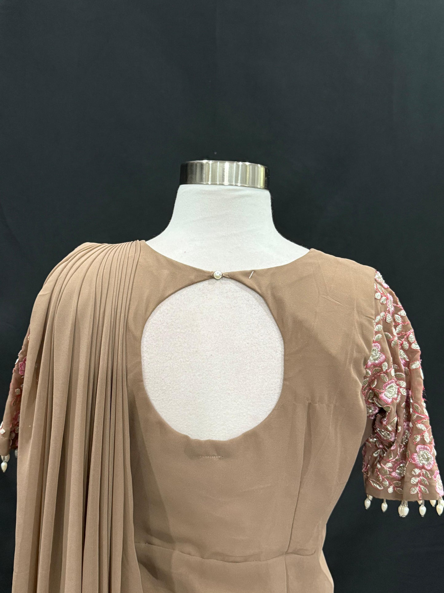 This stunning Indo-Western drape-style long gown in flowy Georgette is pure elegance! 💃 Perfect for parties, weddings & festive nights 🌙
Size 38 and 42| Length 53 🩵
