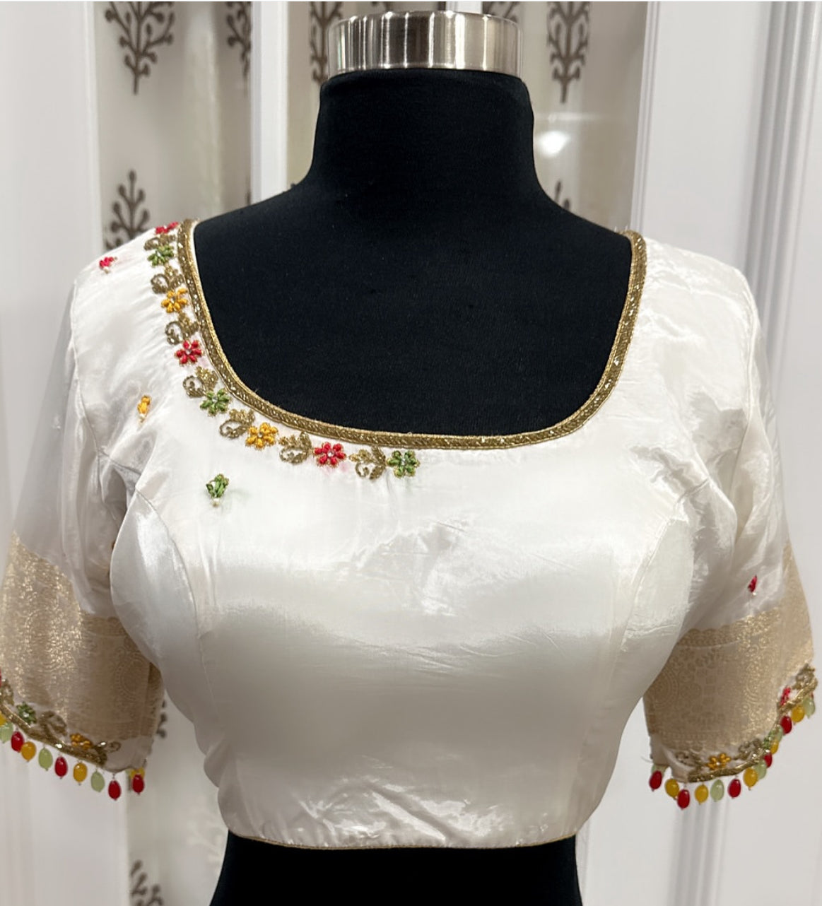 💕Beautiful Banarasi Mashru Silk Saree with multicolor work hand / Maggam work blouse dyeable saree💕
Wrapped in tradition, shining with elegance. Mashru silk and meticulous blouse work to steal the show! ✨💃 #EthnicVibes