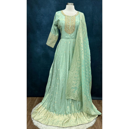 Step into royal vibes with this gorgeous tissue Banarasi long gown & dupatta 💫🌸
Pastel green tissue Banarasi fabric Amarillo Long gown with Banarasi dupatta size large 40 and XL 42 length if gown 62in