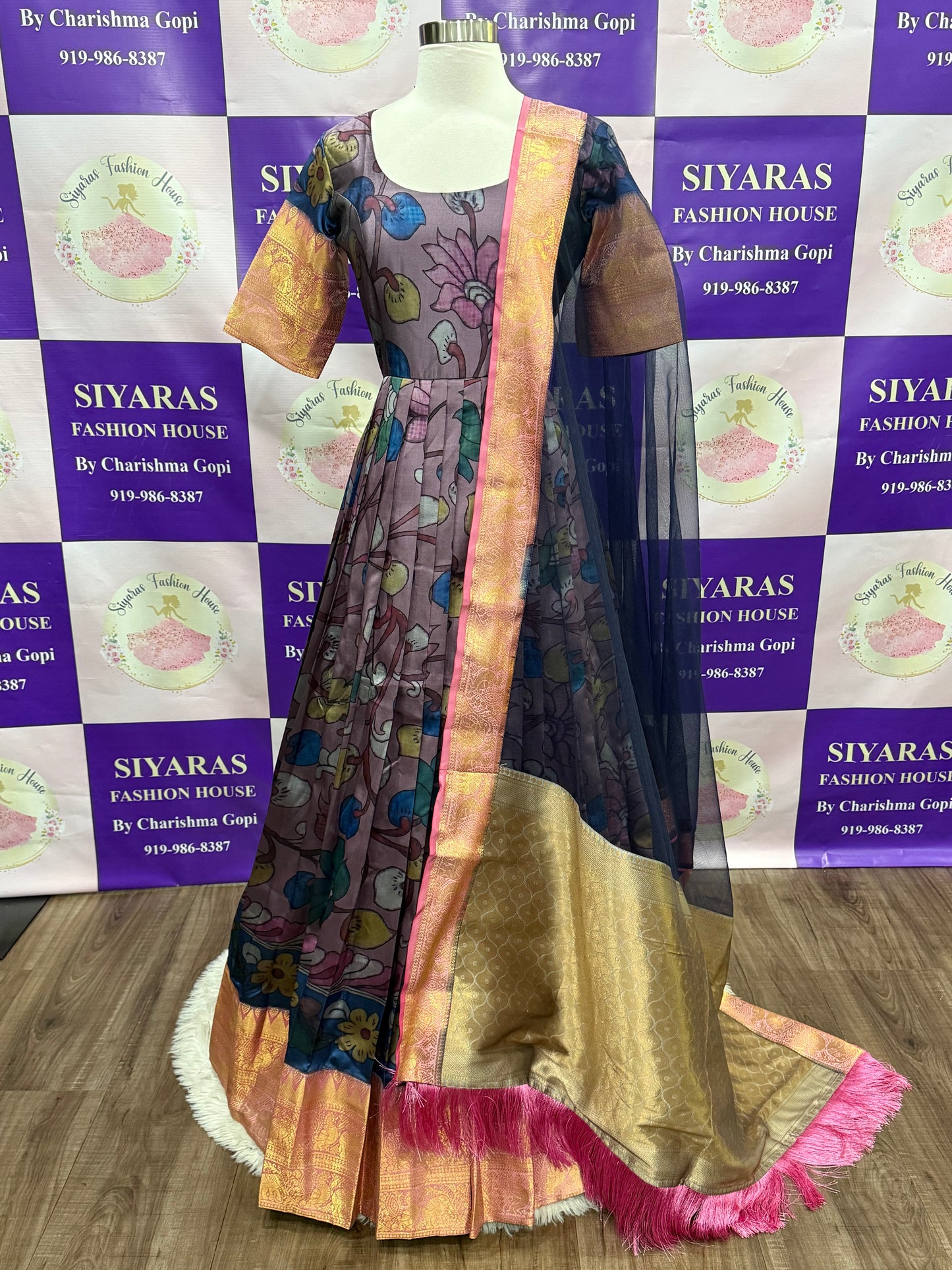 Beautiful Banarasi silk Kalamkari long gown with matching dupatta.
Size small 36
Length: 54 in