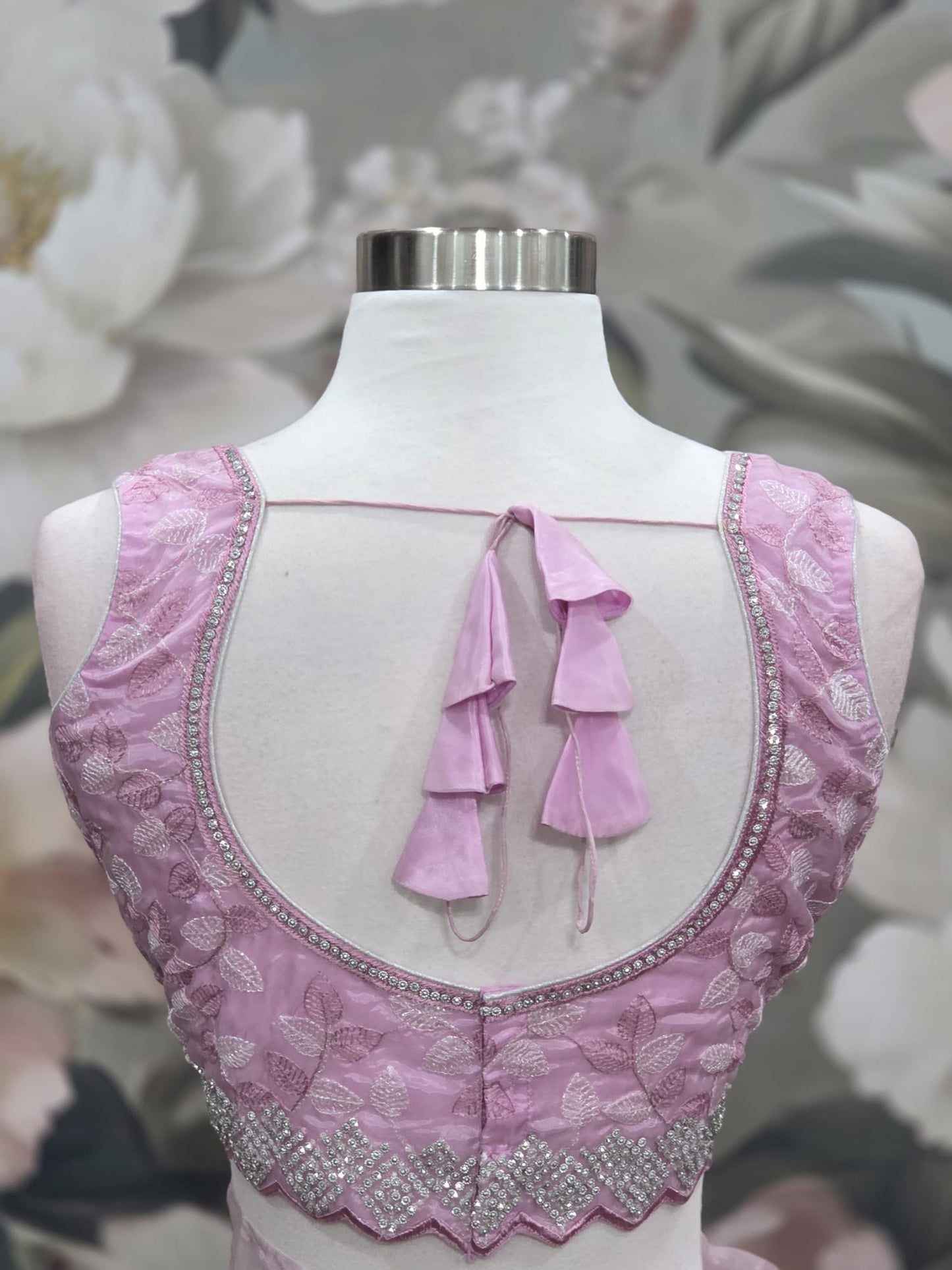 This lilac organza sequence saree is all things glam, grace & glow 🌸💃 Perfect for your next celebration! 💫👑 Fits ize 36-42 and Sleeves can be attached.
#OrganzaSaree #PartyWearSaree #SareeLove #EthnicElegance #DesiGlam