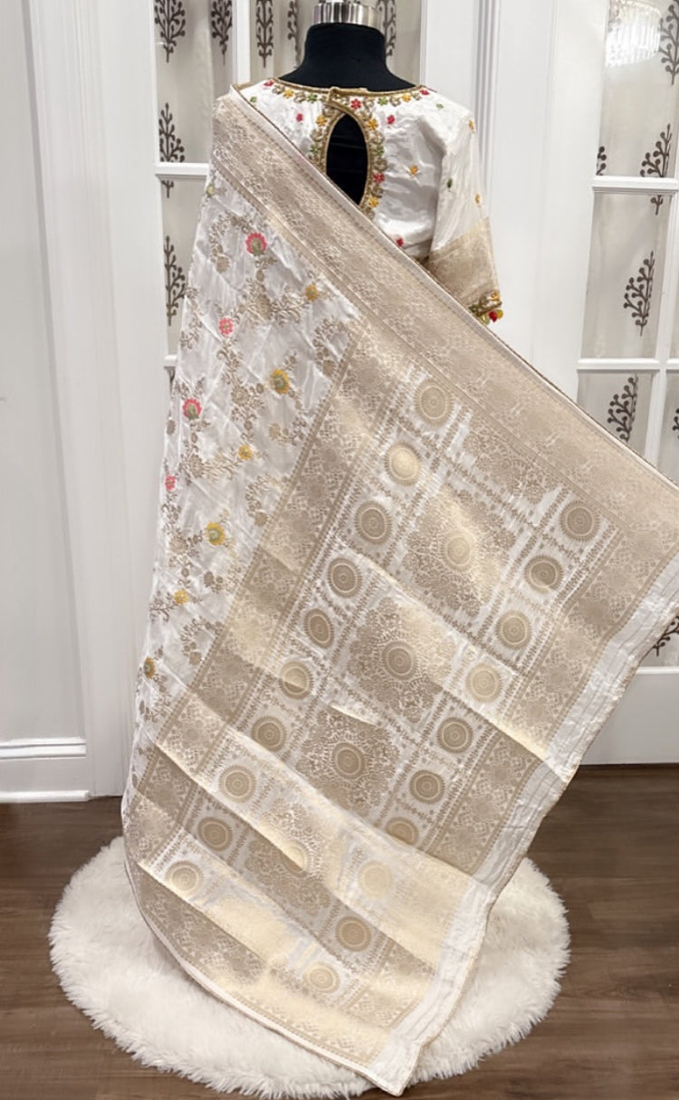 💕Beautiful Banarasi Mashru Silk Saree with multicolor work hand / Maggam work blouse dyeable saree💕
Wrapped in tradition, shining with elegance. Mashru silk and meticulous blouse work to steal the show! ✨💃 #EthnicVibes