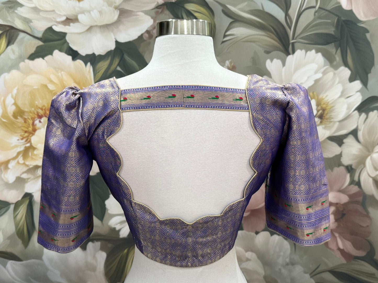 ❤️Pythani Silk Saree in striking royal blue is a masterpiece of tradition and artistry with a contrast silver zari border and vibrant motifs, it’s paired with a lustrous designer blouse
Available in size 40-44