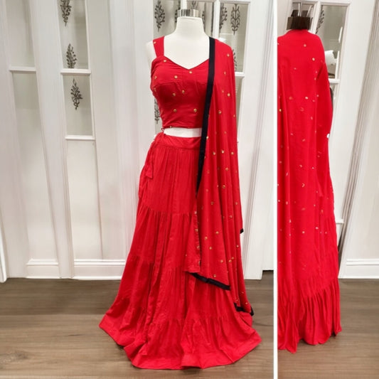 Get ready for Navratri with this beautiful and budget-friendly Chaniya Choli!
Size Medium (38)
length:41 in
Design: Elegant Red Chaniya Choli with a big gher (flare) for a graceful twirl.
Material: High-quality fabric that is comfortable.
