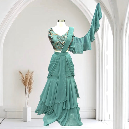 Steal the spotlight with this stunning Indo-Western drape style lehanga 😍🌸. The layered flowy skirt is available in size 38/40.