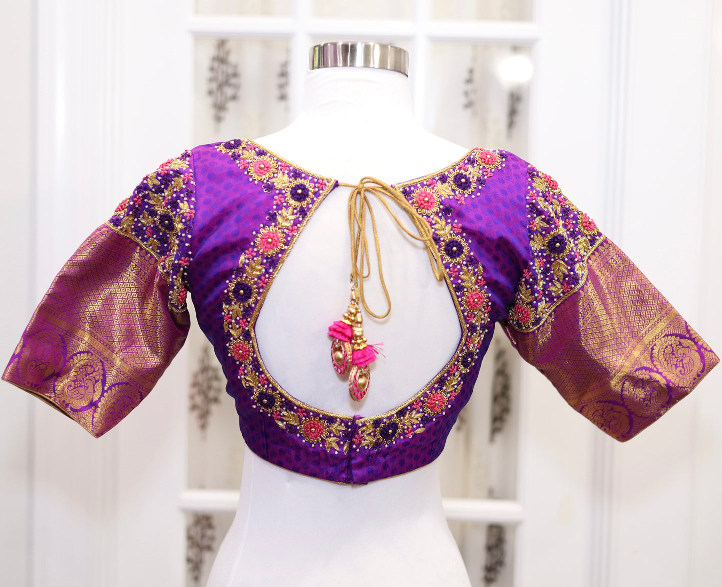 Elegance personified! 💖💜 Pure Kanjeevaram silk saree in Rani pink and Purple combo, certified with Silk Mark. Adorned with exquisite Maggam work blouse featuring Zardosi and knot work. Size 40 plus 3 in margin.