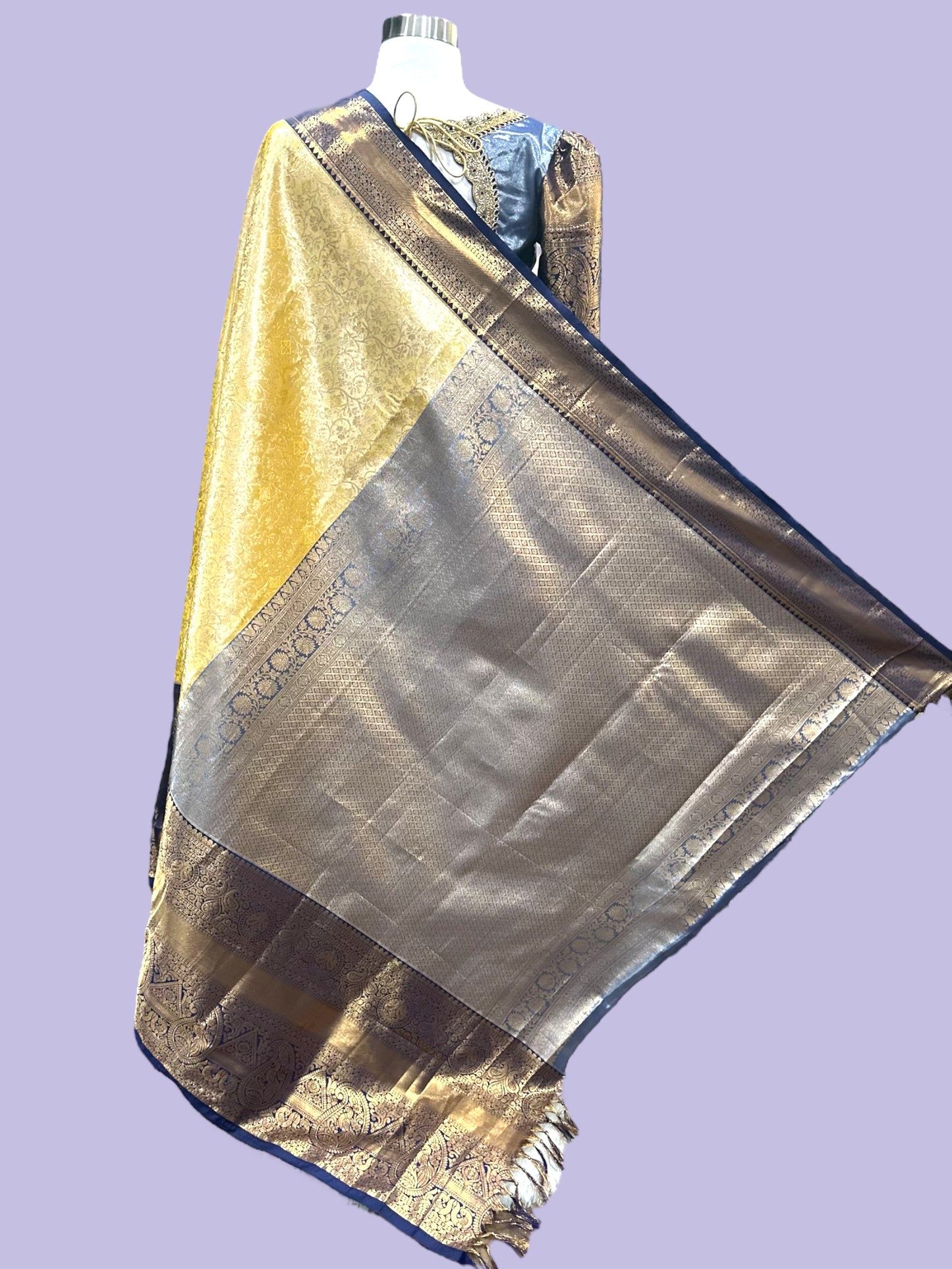 Festive and Wedding collection!!
Make every moment special with this gorgeous soft Kanchi pattu saree with exquisite detailed designer Maggam work. 🌷💃 Size 38-42