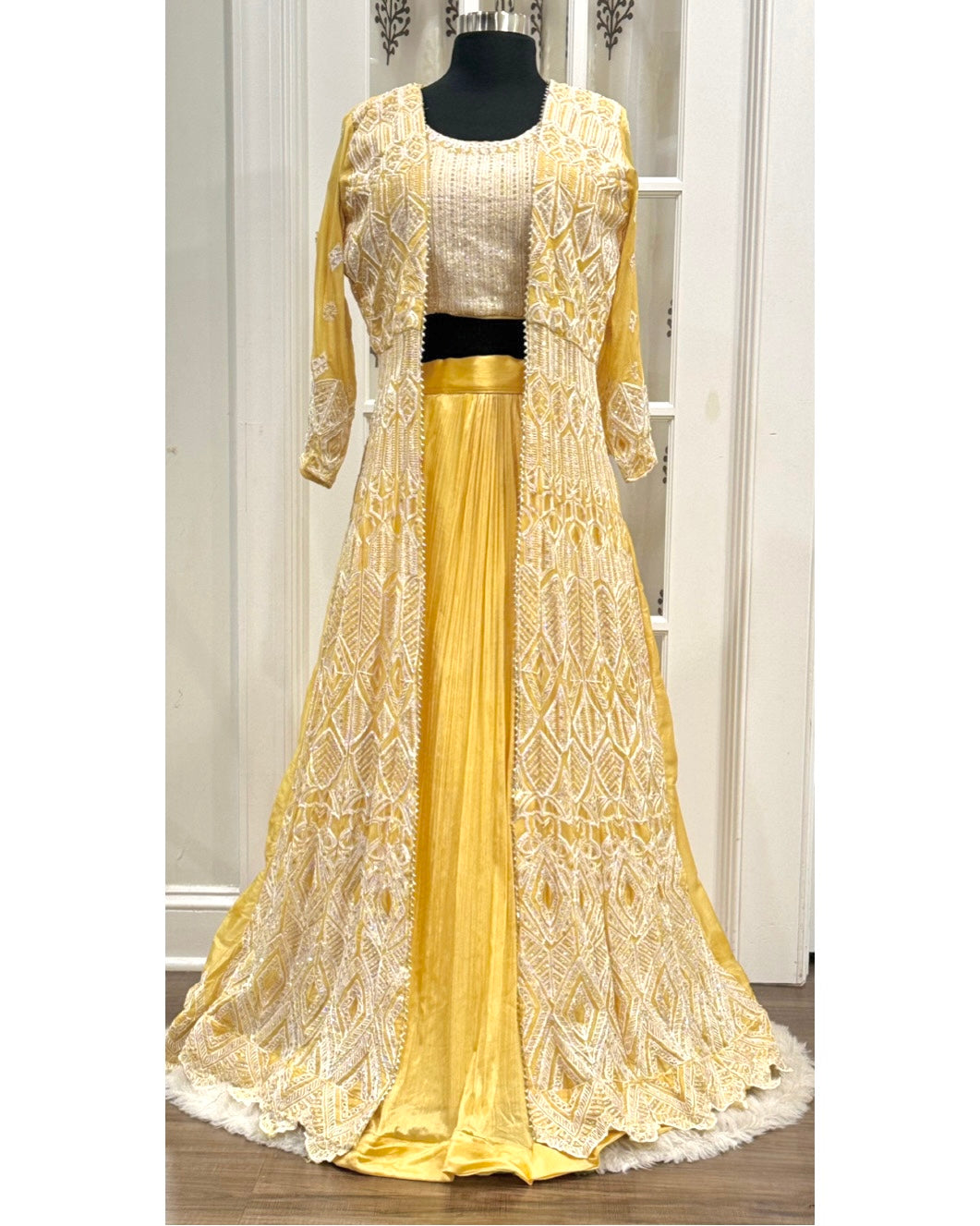 😍Stunning yellow haldi lehenga adorned with intricate white embroidery, featuring a flowing satin skirt and a detailed open-front jacket. Perfect haldi ceremony look😍. Size available in 38