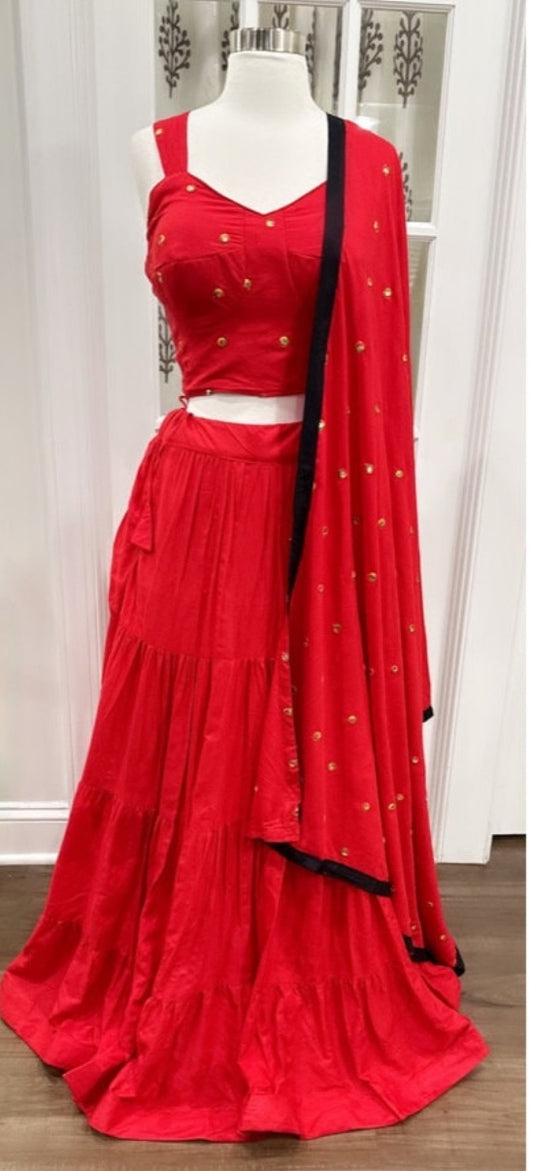 Get ready for Navratri with this beautiful and budget-friendly Chaniya Choli!
Size Medium (38)
length:41 in
Design: Elegant Red Chaniya Choli with a big gher (flare) for a graceful twirl.
Material: High-quality fabric that is comfortable.