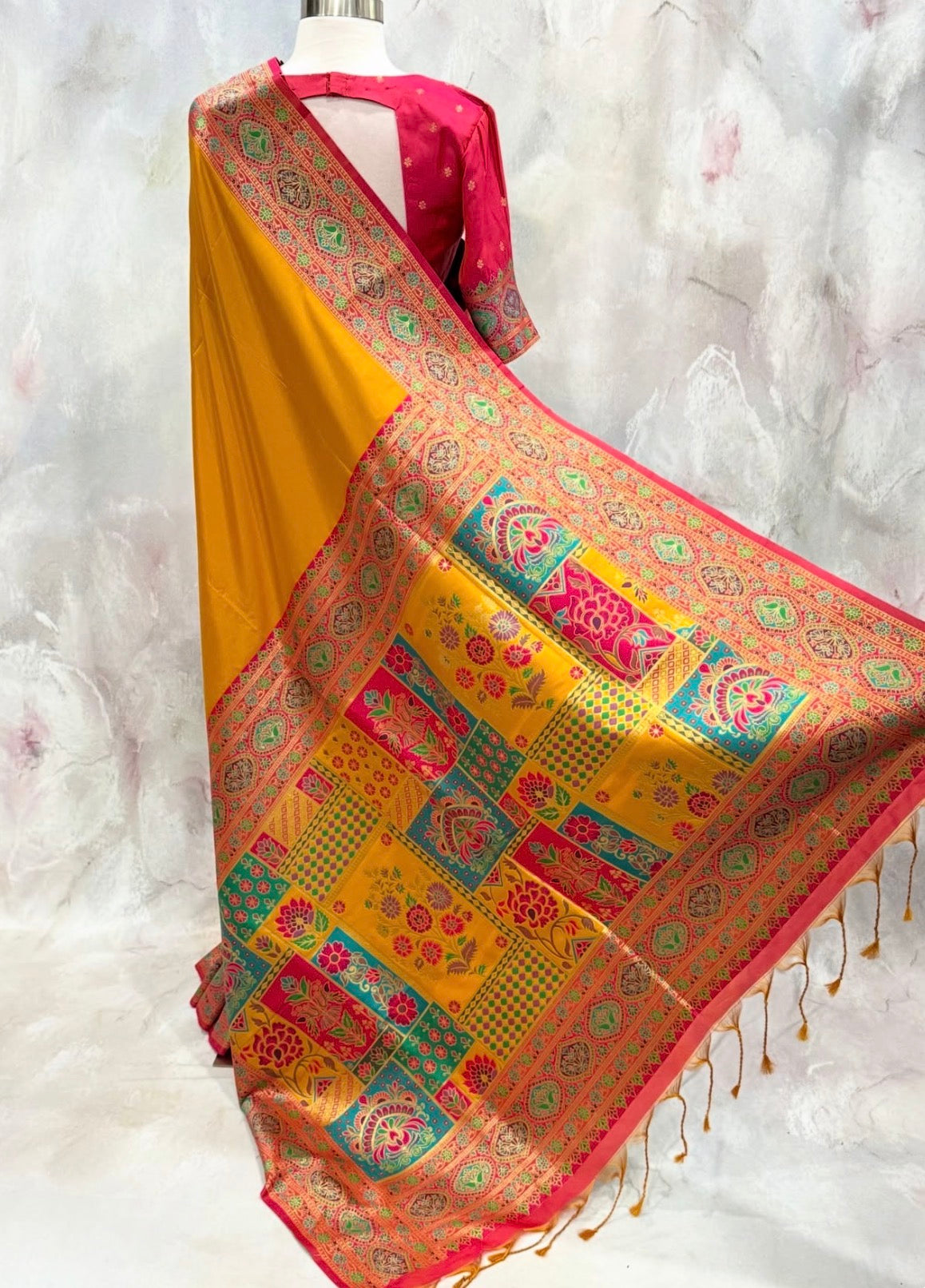 Draped in the timeless beauty of Banarasi silk! 💛❤️ This stunning saree comes with a beautifully stitched designer blouse, featuring exquisite zari detailing and a gorgeous open-back design. 👑✨
📏 Size 38 — fits up to 42