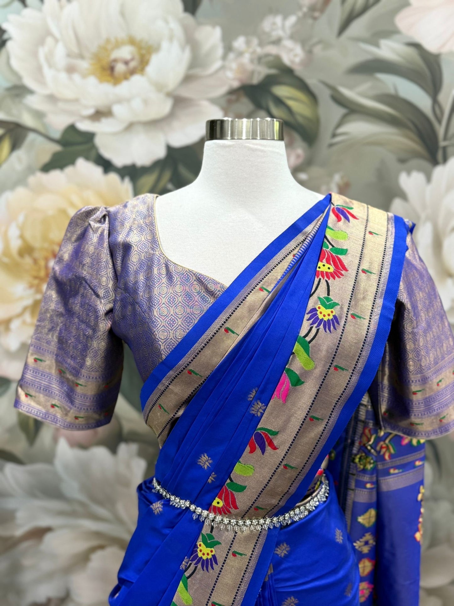 ❤️Pythani Silk Saree in striking royal blue is a masterpiece of tradition and artistry with a contrast silver zari border and vibrant motifs, it’s paired with a lustrous designer blouse
Available in size 40-44