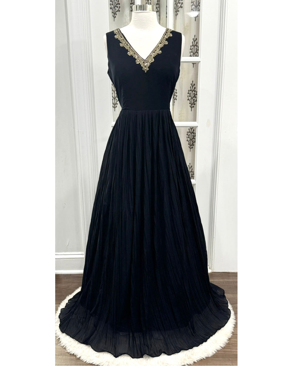 ❤️Beautiful party wear black long gown with long jacket which has beautiful sequin and embroidery with the hip belt❤️. Fits size 38 and 40