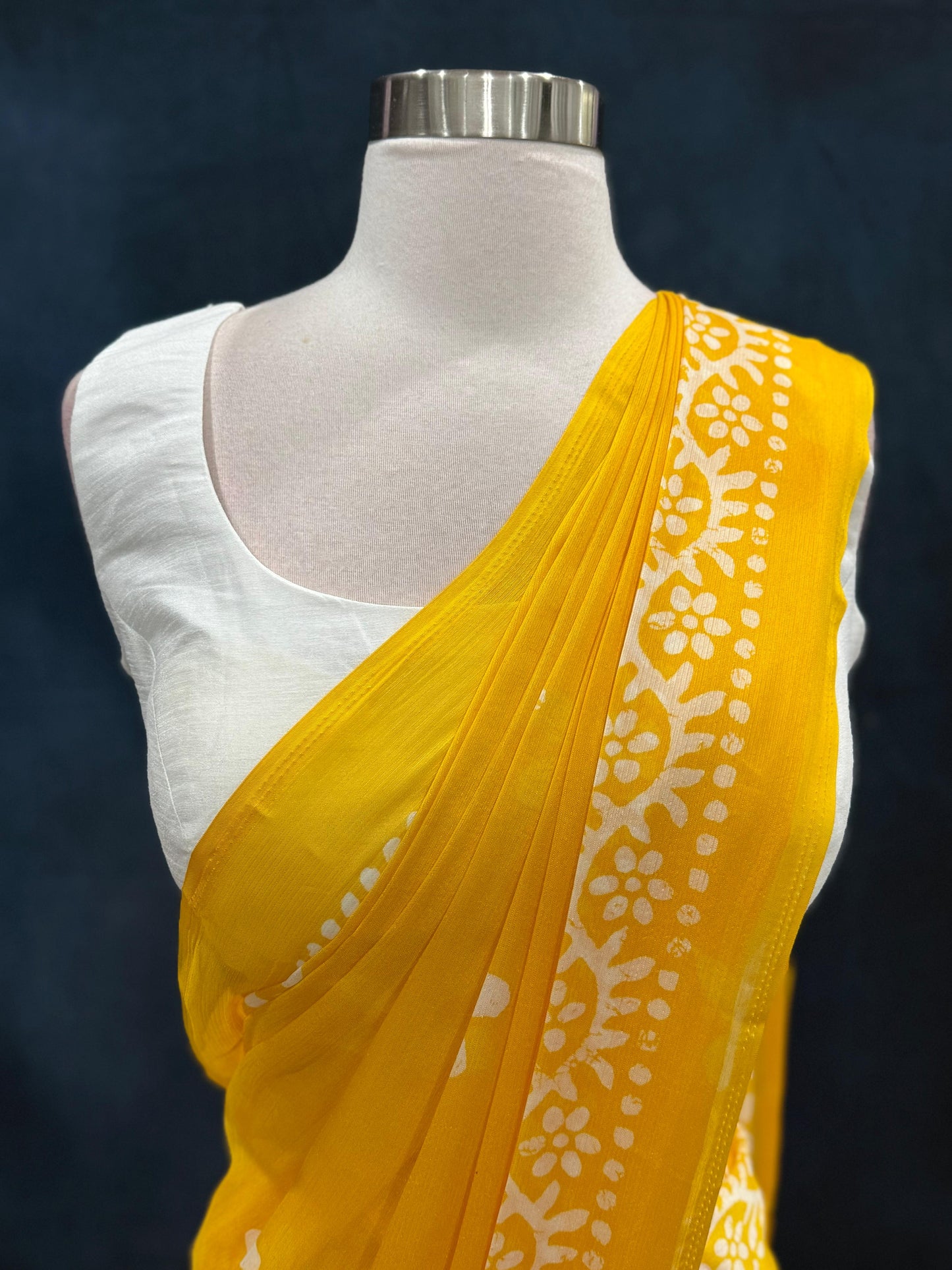 Beautiful Bandhini flowy georgette Saree. Available in size 38 to 44