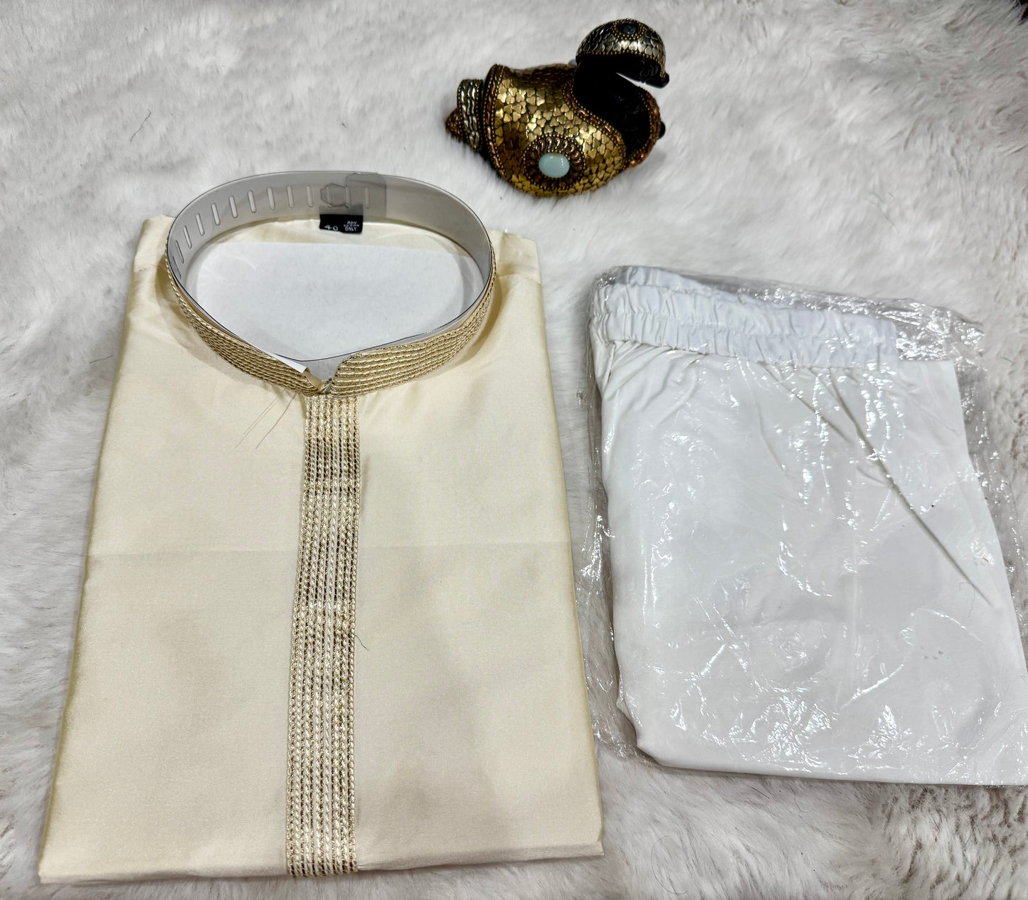 Lovely Silk off white Mens kurta set perfect for wedding/ Pooja and other events. Available in size Large 40/ 3XL 46