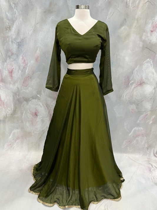 Beautiful mehendi green Silk lightweiight Lehanga choli with lace border dupatta size 38-42 ready to ship