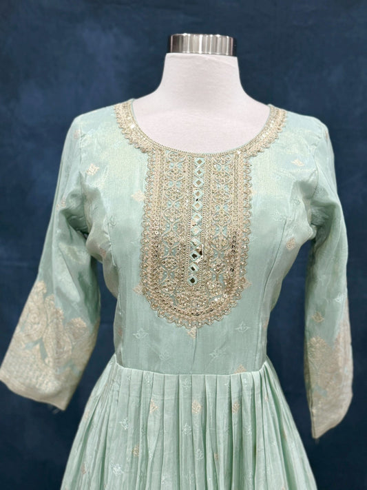 Step into royal vibes with this gorgeous tissue Banarasi long gown & dupatta 💫🌸
Pastel green tissue Banarasi fabric Amarillo Long gown with Banarasi dupatta size large 40 and XL 42 length if gown 62in