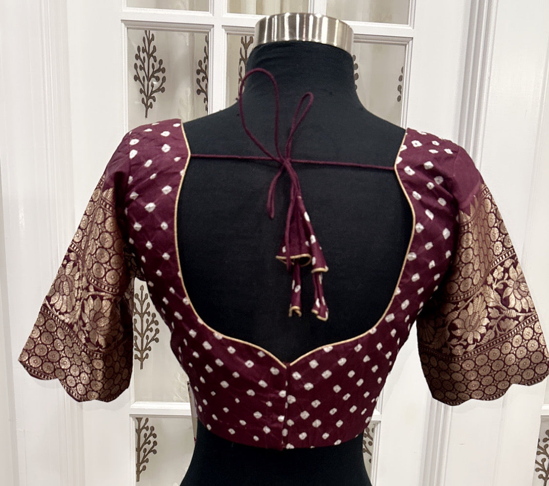 Gorgeous Pure Bandhini Silk Saree with grand zari border that is handwoven with intricate design. The pallu is grand with all over zari work