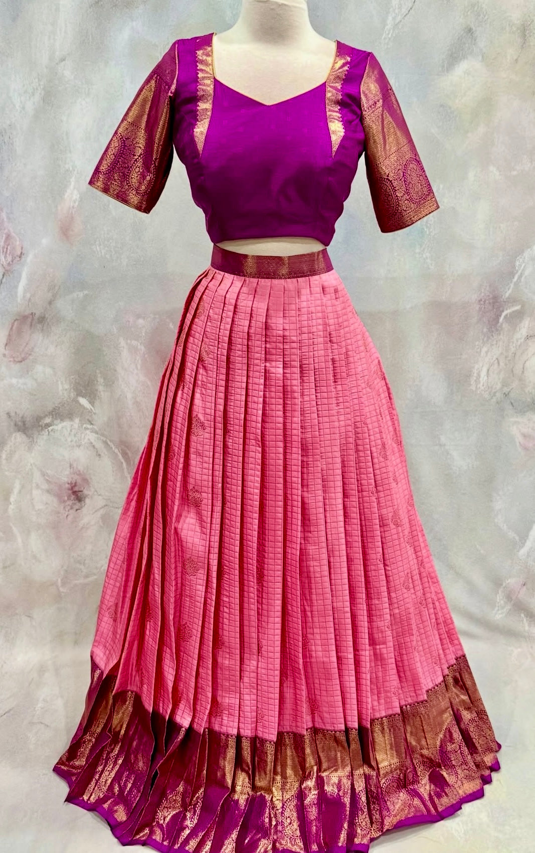 Where timeless tradition meets modern elegance. A Kanchi Pattu masterpiece that never goes out of style.
Available size 40 to 44.