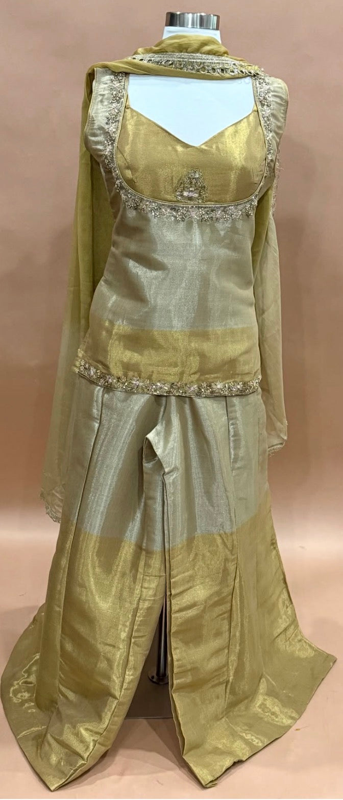 Golden hues, royal vibes & festive elegance! 💛👑
Shine brighter this Diwali in our gorgeous Champagne Gold Indowestern Palazzo Set adorned with intricate Cutdana & Zardozi embroidery. 🪔🌟
💫 Tradition meets modern glamour!
📏 Sizes 38 & 40