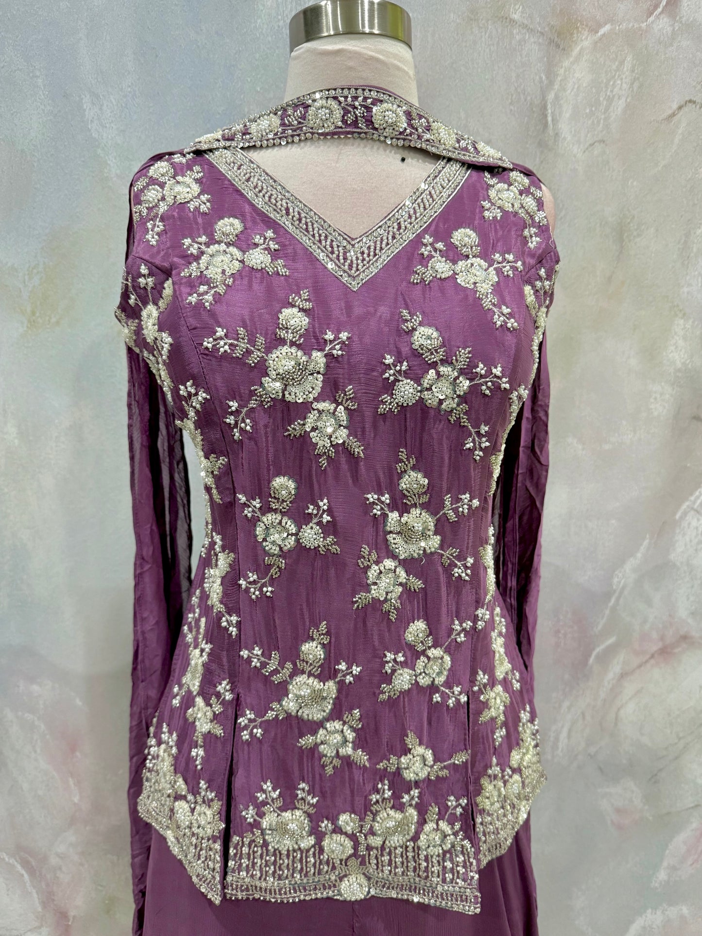 💜✨ Elegance redefined in this stunning Pallazo Set! Intricate floral embroidery, dreamy plum hues, and graceful . 👑🌸
Fits size 36/38/40.