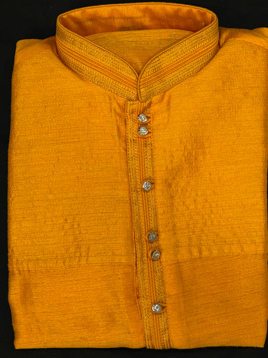 Beautiful men’s raw silk kurta set perfect for Haldi, wedding and festival occasions. Available in size 36