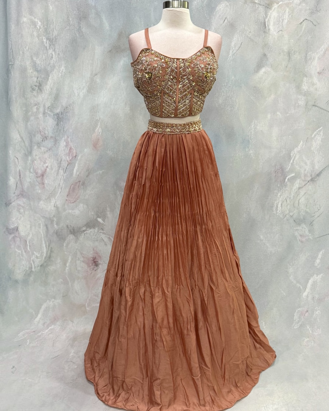 A beautiful Indo-Western Cape -style corset lehenga that blends timeless elegance with modern glamour.
Fits size 36 to 38.