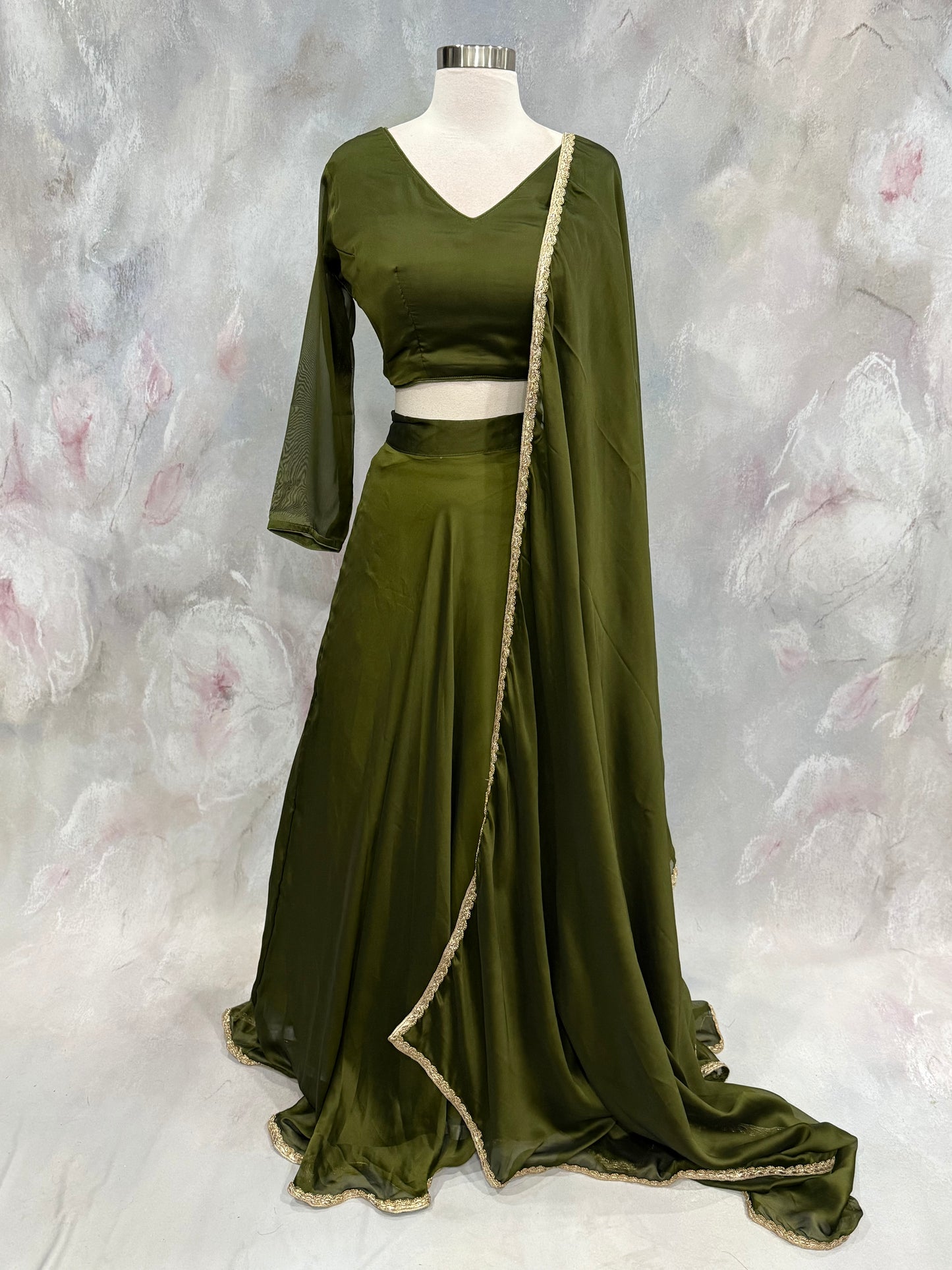 Beautiful mehendi green  Silk lightweiight Lehanga choli with  lace border dupatta  size 38-42 ready to ship