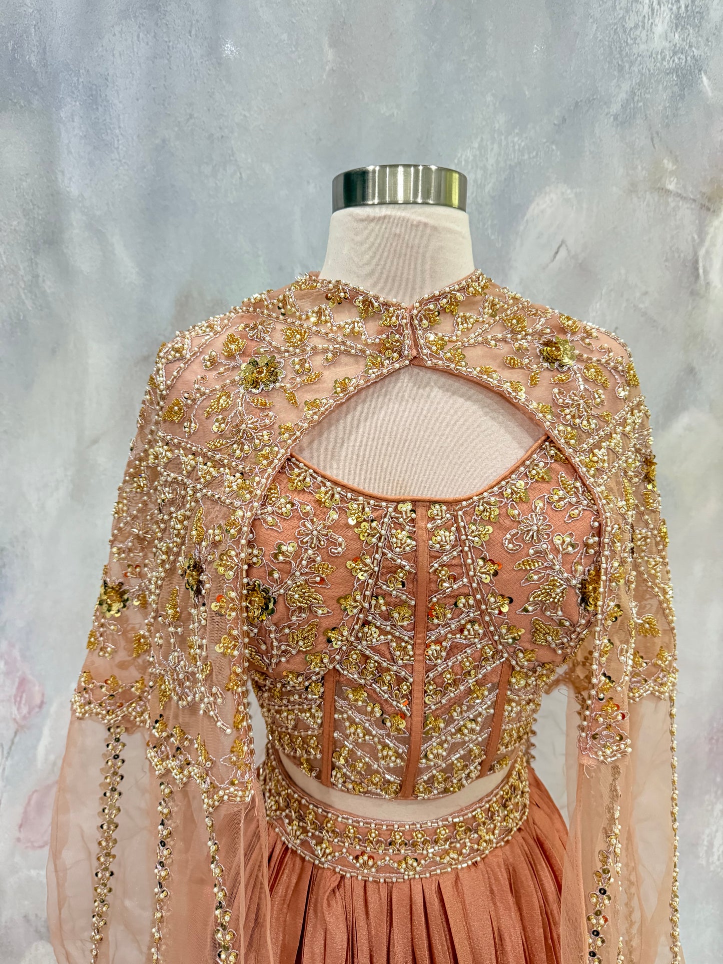 A beautiful Indo-Western Cape -style corset lehenga that blends timeless elegance with modern glamour.
Fits size 36 to 38.