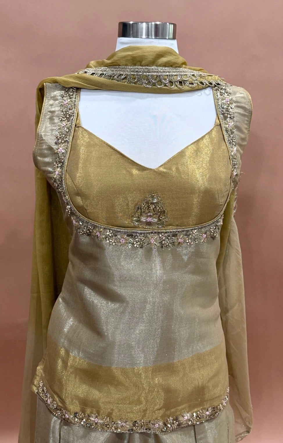Golden hues, royal vibes & festive elegance! 💛👑
Shine brighter this Diwali in our gorgeous Champagne Gold Indowestern Palazzo Set adorned with intricate Cutdana & Zardozi embroidery. 🪔🌟
💫 Tradition meets modern glamour!
📏 Sizes 38 & 40