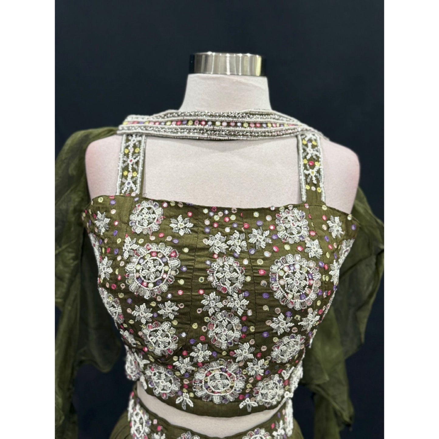 Beautiful in Green 💚 This stunning Georgette Indo-Western Crop Top Lehenga features intricate work on the top and a dreamy butterfly-style ruffle dupatta 🦋 Perfect for festive vibes & celebrations! 🎊
Fits up to XL (42) 🌸