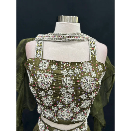 Beautiful in Green 💚 This stunning Georgette Indo-Western Crop Top Lehenga features intricate work on the top and a dreamy butterfly-style ruffle dupatta 🦋 Perfect for festive vibes & celebrations! 🎊
Fits up to XL (42) 🌸