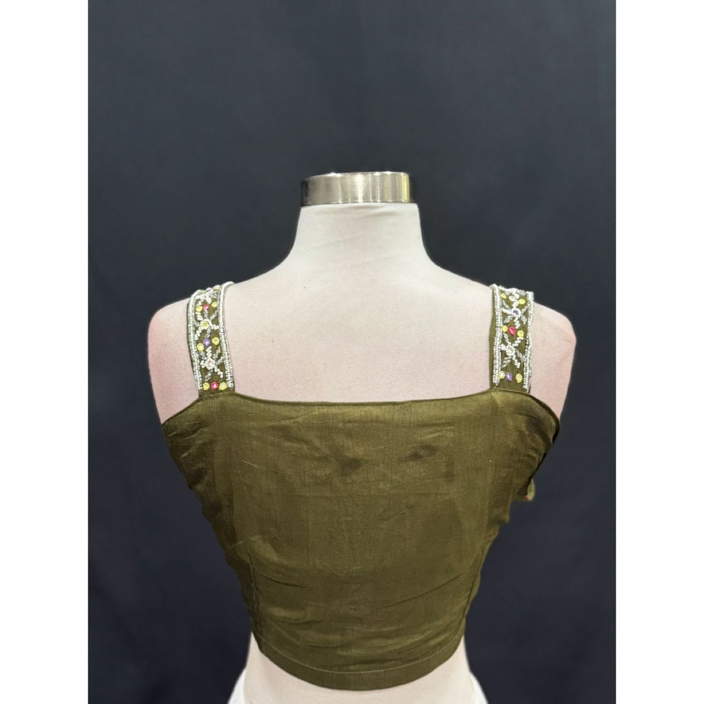 Beautiful in Green 💚 This stunning Georgette Indo-Western Crop Top Lehenga features intricate work on the top and a dreamy butterfly-style ruffle dupatta 🦋 Perfect for festive vibes & celebrations! 🎊
Fits up to XL (42) 🌸