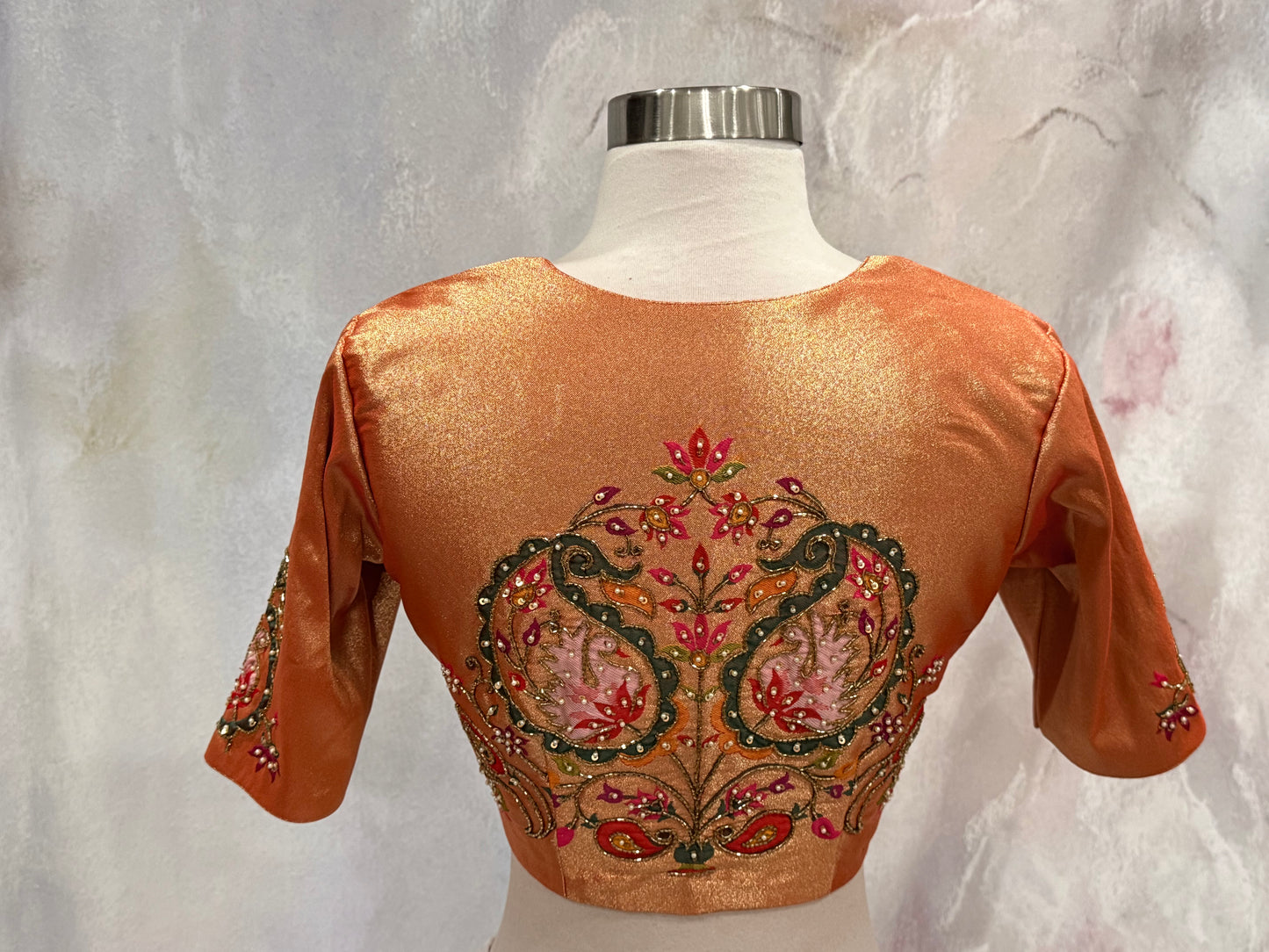🌸 Paithani Stitched Blouse with Beautiful Hand Work / Maggam Work 🌸✨
Elevate your saree look with these elegant and timeless Paithani blouses 💖 Featuring intricate handwork, vibrant detailing, and exquisite Maggam craftsmanship! 🌺🪡✨
👗 Size: 4