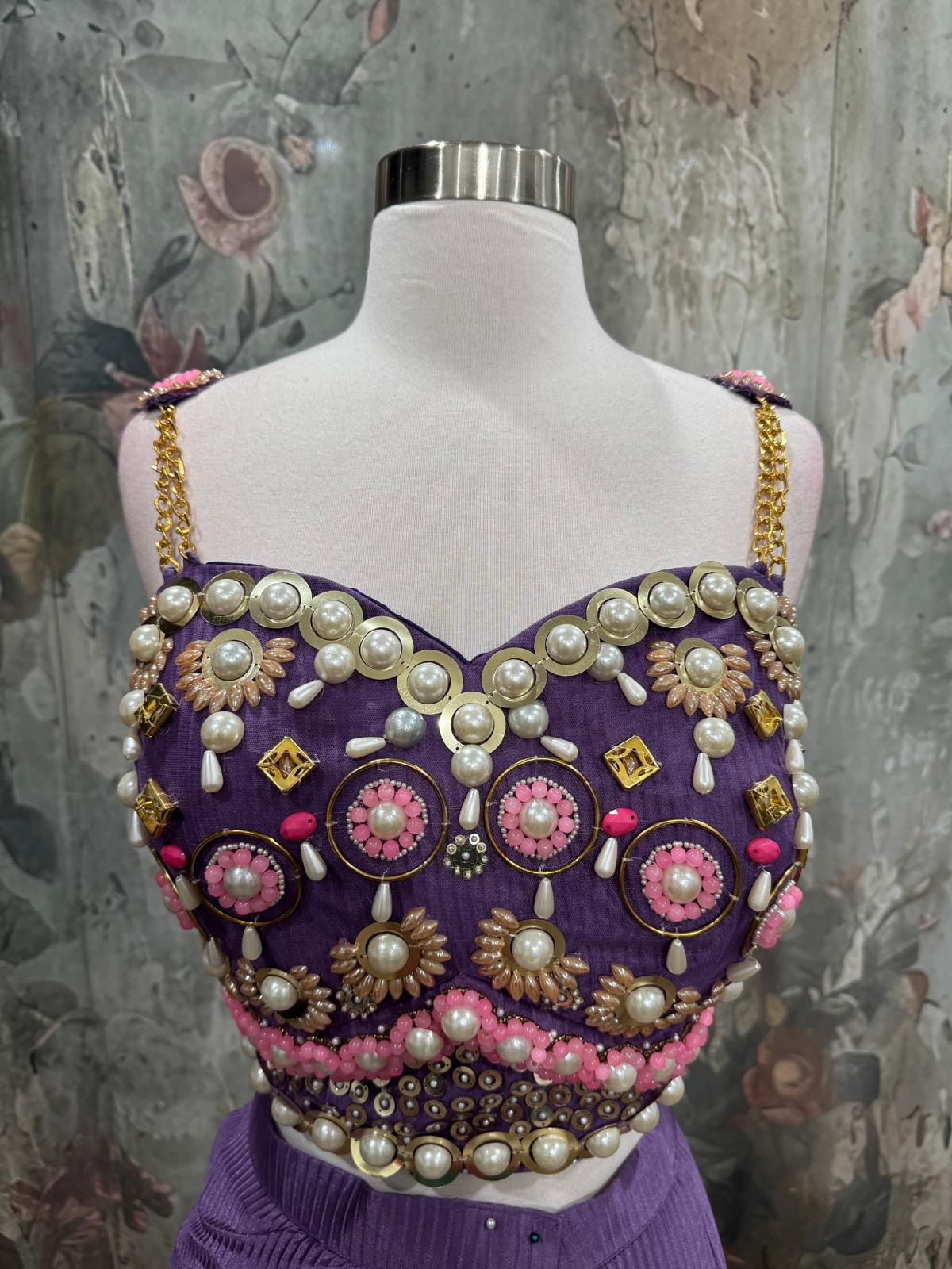 Beautiful Pdp inspired saree perfect partywear. Available in size 36/38

fabric is imported. Size alterations can be done