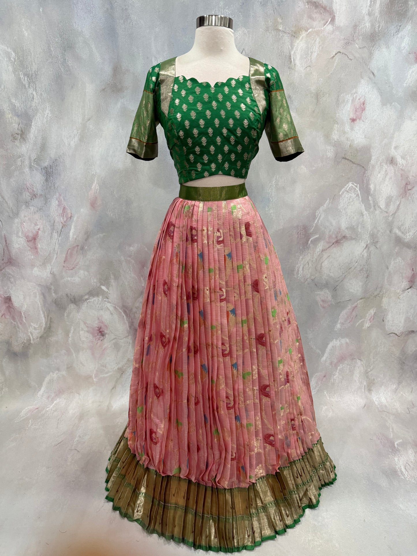 Introducing our latest Beautiful Customized Vintage Zarikota Half Saree 💗💚 
📏 Size: 36–42 🪡 Stitched Size: 38 📦 Ready to Ship Across USA 🇺🇸