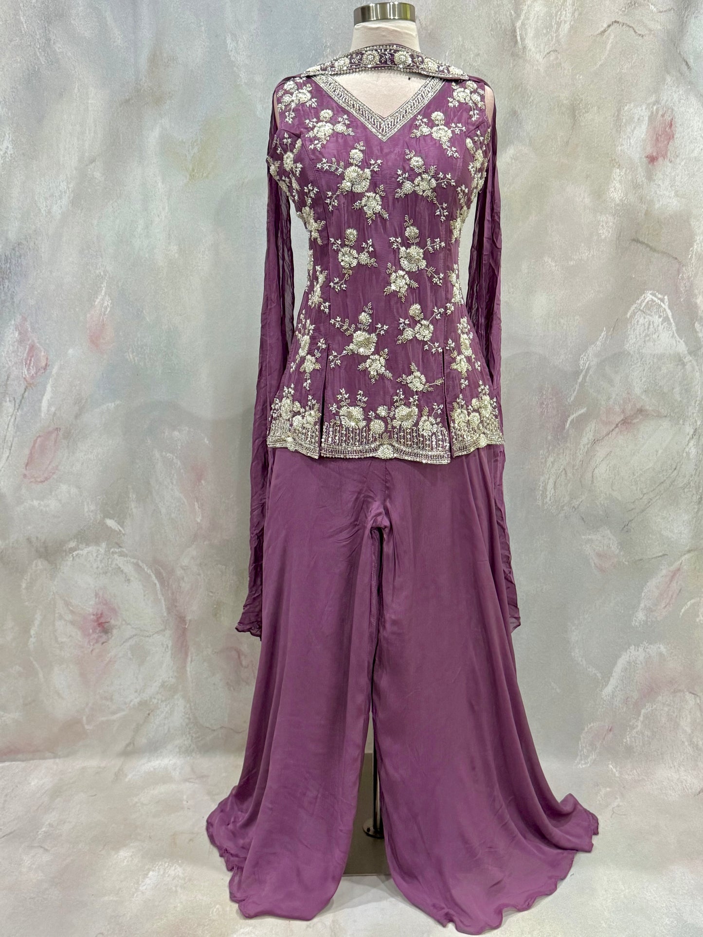 💜✨ Elegance redefined in this stunning Pallazo Set! Intricate floral embroidery, dreamy plum hues, and graceful . 👑🌸
Fits size 36/38/40.