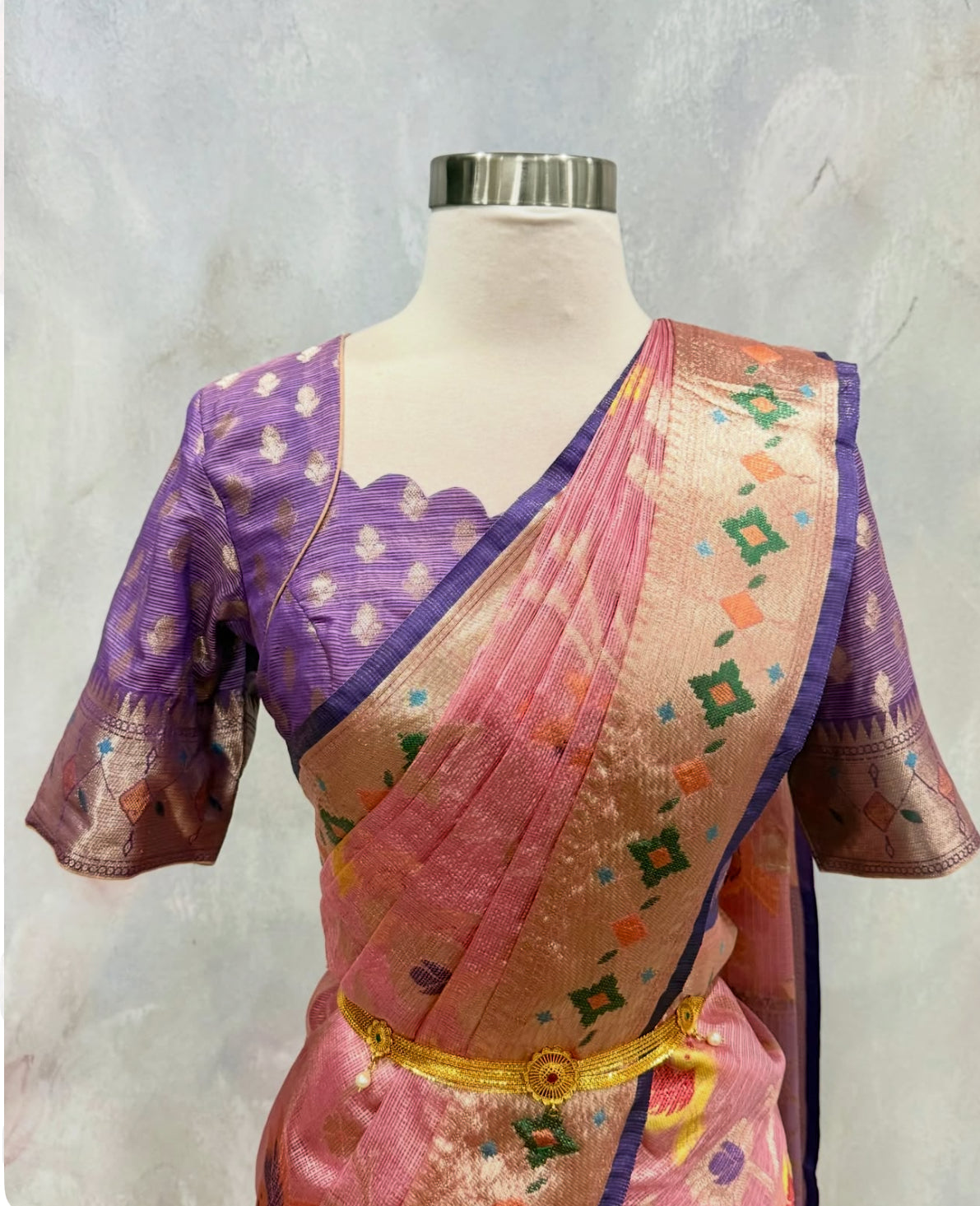 Introducing our latest Beautiful Customized Vintage Zari kota Saree 💗💚  ✨ All-over Zamdani weave on luxurious tissue fabric 👗 Beautifully stitched blouse with a stunning back design
📏 Size: 36–42 🪡 Stitched Size: 38 📦 Ready to Ship Across USA 🇺🇸 (Copy)