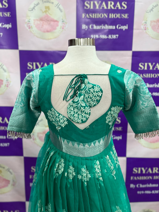 Beautiful traditional long gown perfect for wedding and festival events. Available in size 34 and 36.